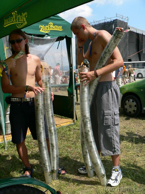 p1070453 100 pohárov = 1 žetón na pivo, 200 = 2 žetóny + krígeľ, 300 = 3 žetóny + 2 krígle