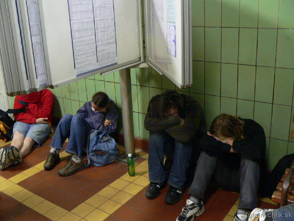 p1090052 Ide sa domov (04:30, vlaková stanica Trenčín)