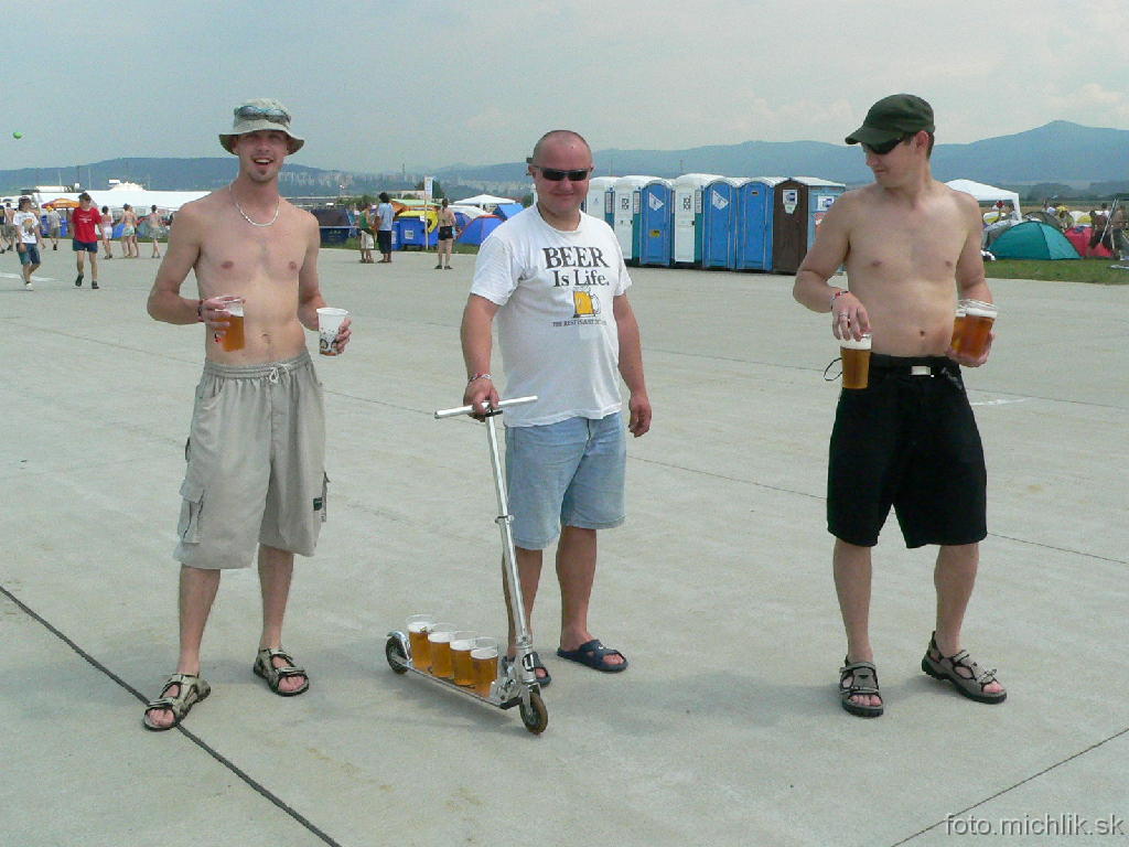 p1180694 Pivní machri. Len sa im to skoro vydr...hlo na zem