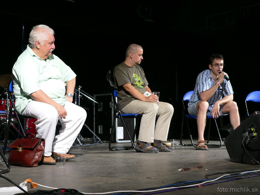 p1180735 Diskusia Pod lampou (v tmavom, ale aj tak pekelne vyhriatom šapitó Tatra banky)