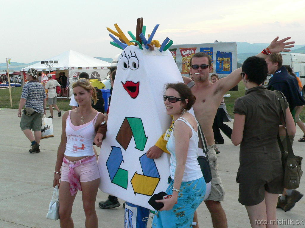 p1180817 Sem tam sa vyskytla aj kopulácia na recykláčikoch (zozadu).