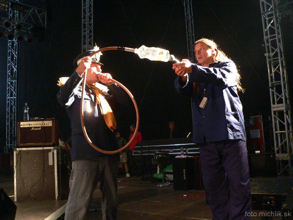 p1190485 Vítanie polnoci na Kofola stagei v podaní Pánov Bratov.