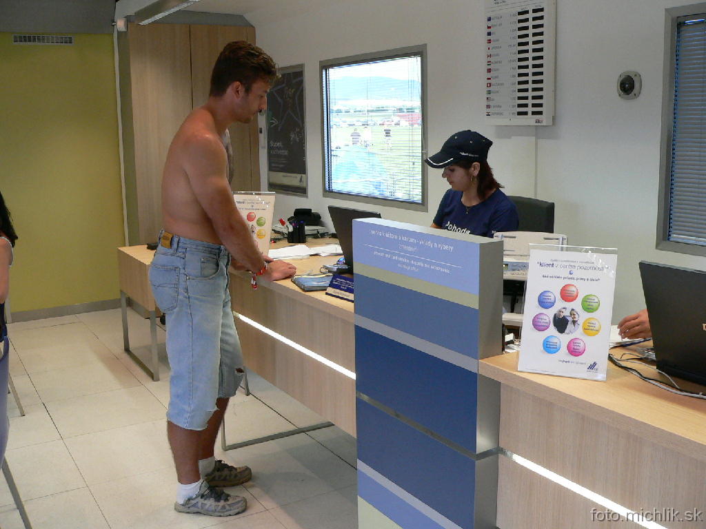 p1190562 Tatra banka je mi sympatická, no predsa len doviezť jednu pobočku až na festival je trošku haluz...