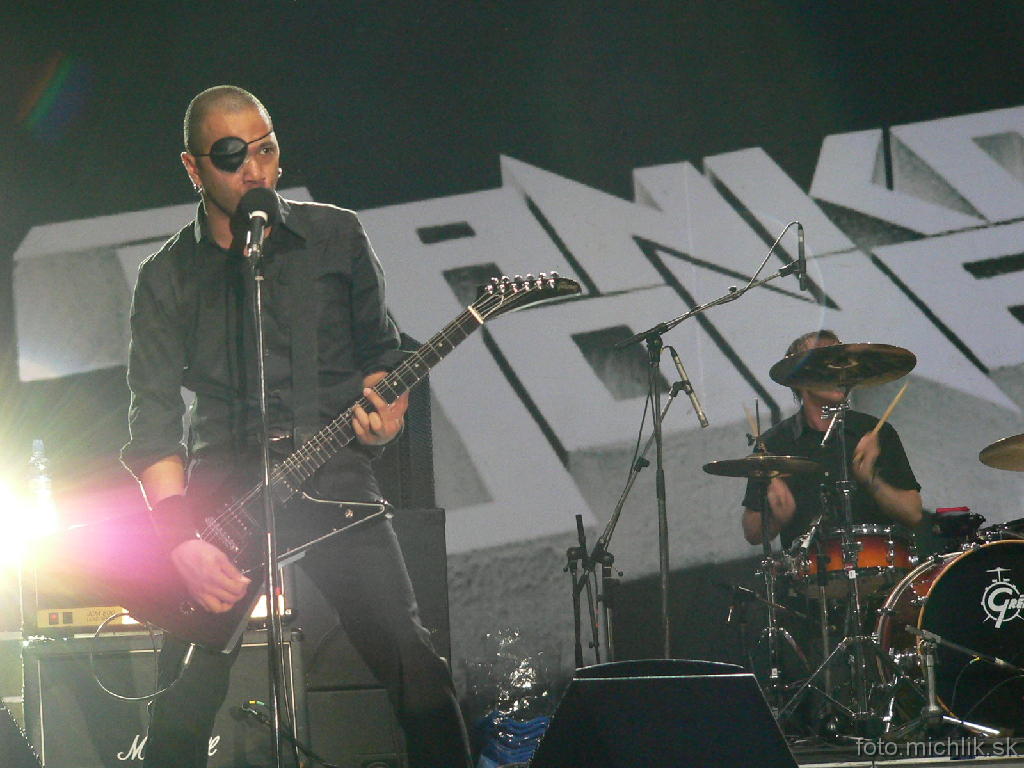 p1200071 Jones. Danko Jones. Canada. Inak vyzerá celkom zábavne, robil dobrú šou. Len mohol viac hrať a menej kecať.