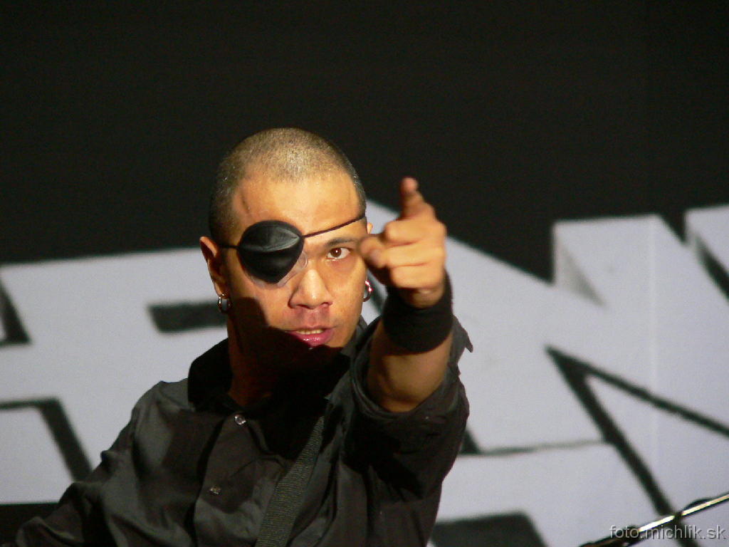 p1200102 Vidím ťa! Ale aj ja ho vidím... Smer stanové mestečko, lebo mi už odmŕzajú končatiny. Na koncerte Gentlemana som sa bavil úplne najviac, ale práve preto z neho nemám fotky, sorry. Snáď nabudúce... Alebo sa príďte presvedčiť sami. Pohoda je jediný slovenský festival, ktorý za to stojí.