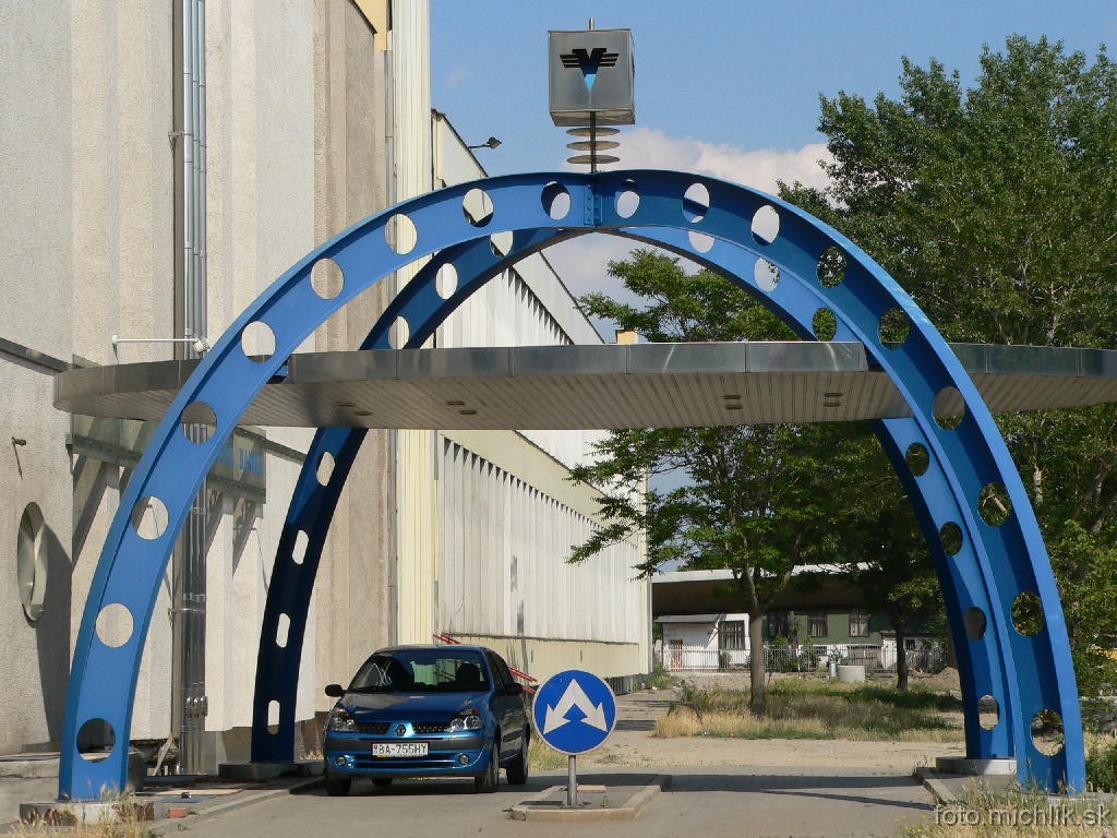 20050602151048 Opustená motobanka