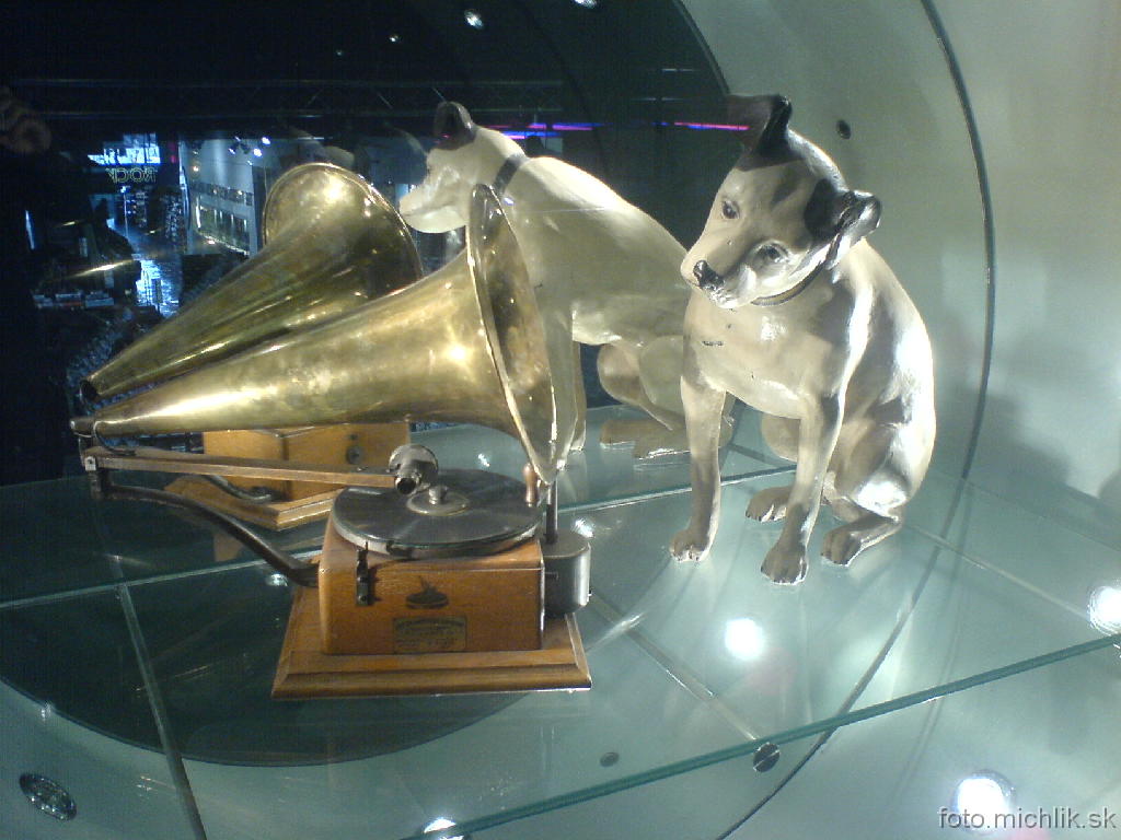 20060503101302 HMV, London