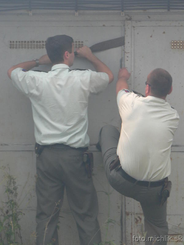 p1090920 Otváranie garáže - je v nej Lada Niva a chemikálie (13:40)